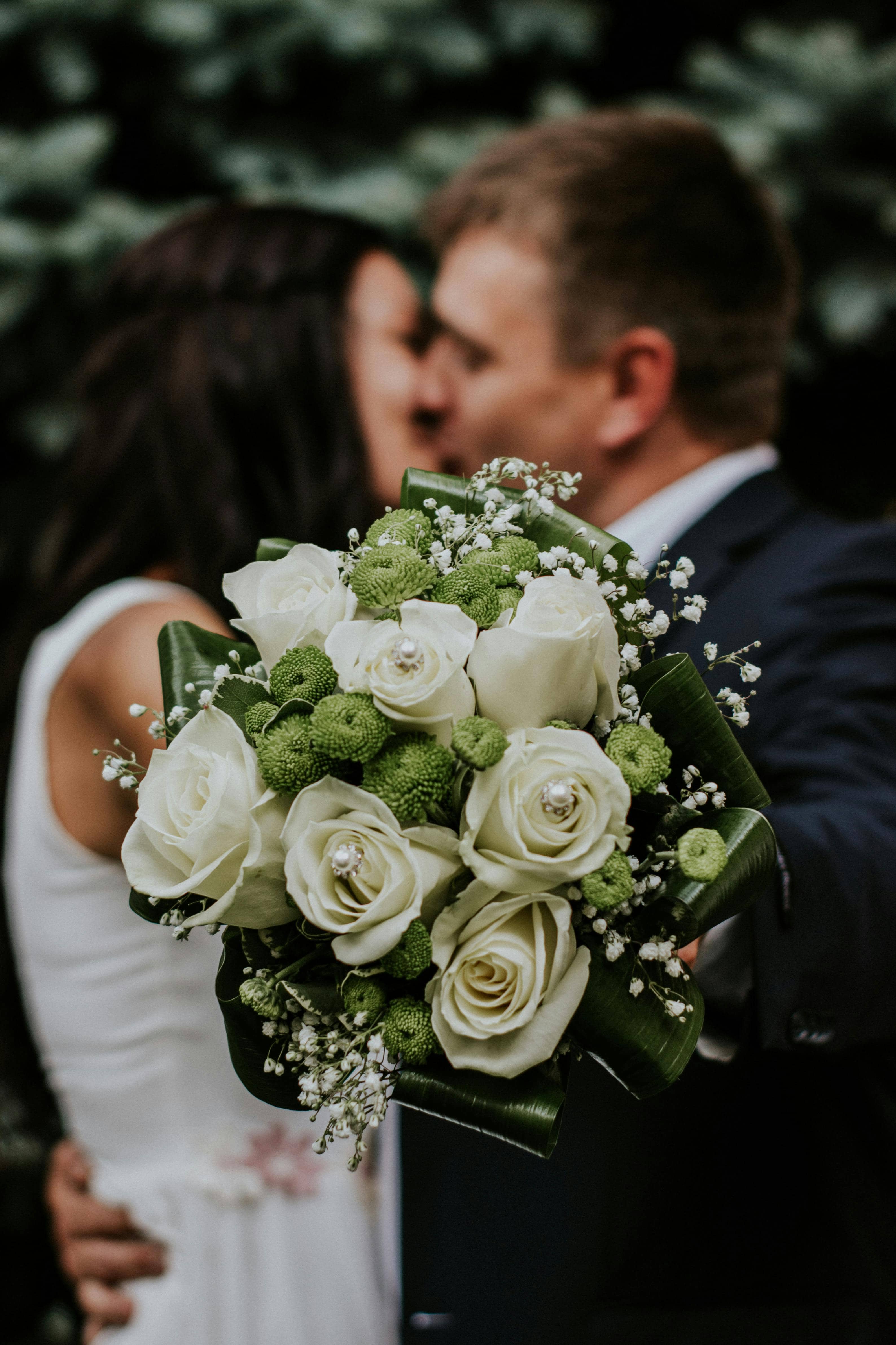 Invitación digital para boda con limones amarillos y flores blancas sobre fondo crema