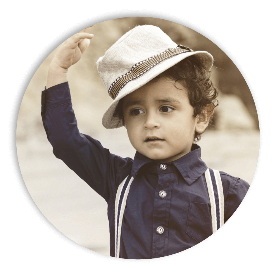 Invitación digital para cumpleaños infantiles de circo, payaso y león, fondo de rayas rojas, azul y carpas 