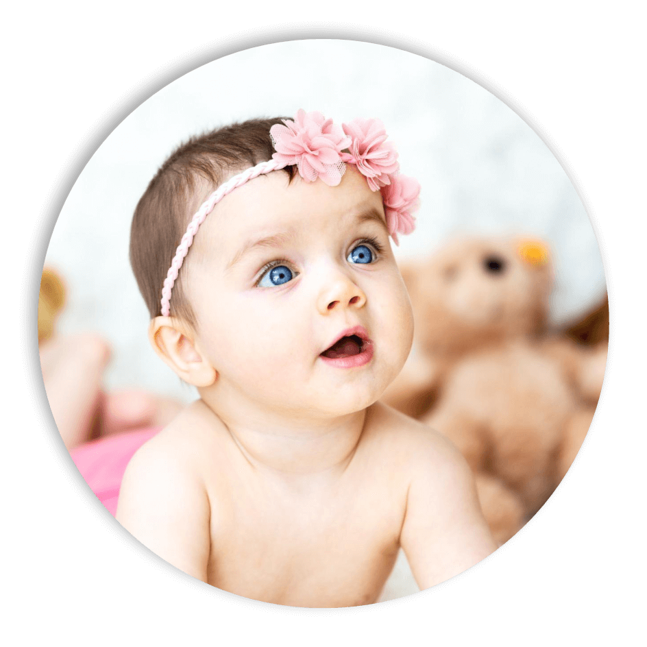 Invitación digital para cumpleaños infantiles para niñas con carrusel y unicornio, fondo morado con flores blancas de jazmín