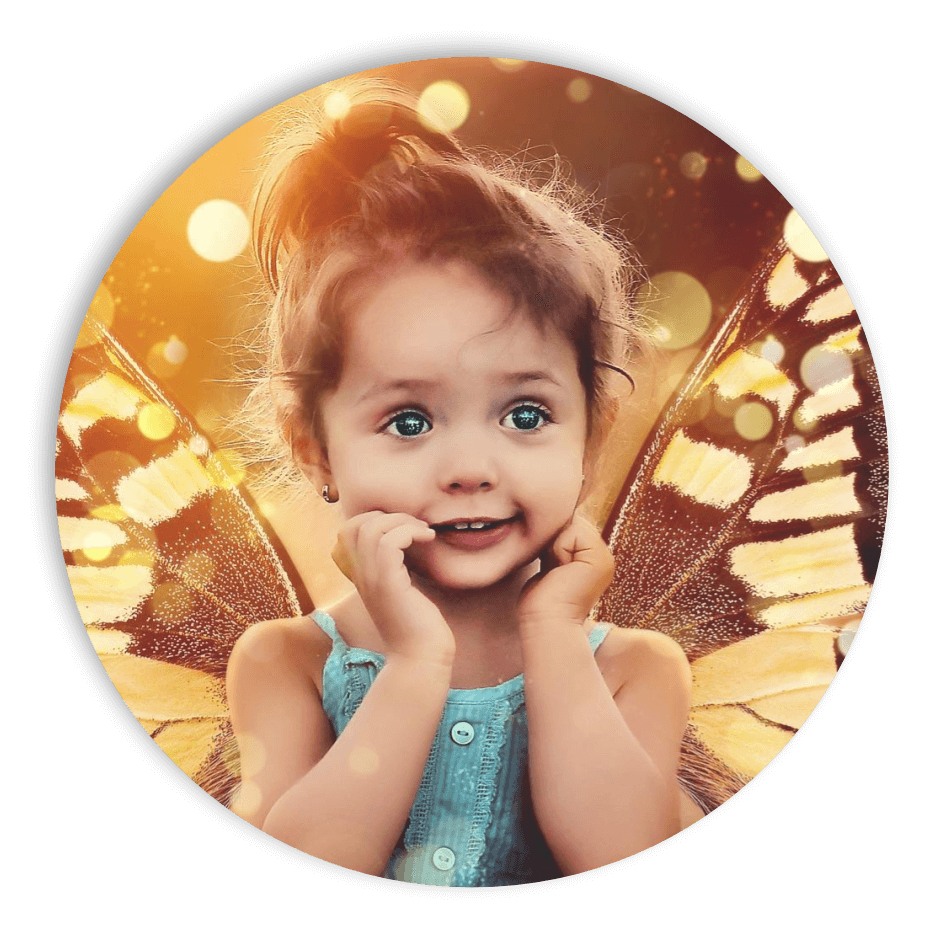 Invitación digital para cumpleaños infantiles de mariposas en acuarela, diseño con siluetas doradas y colores pastel