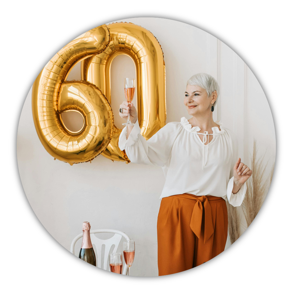 Invitación digital para cumpleaños con luna, estrellas colgantes y fondo azul noche