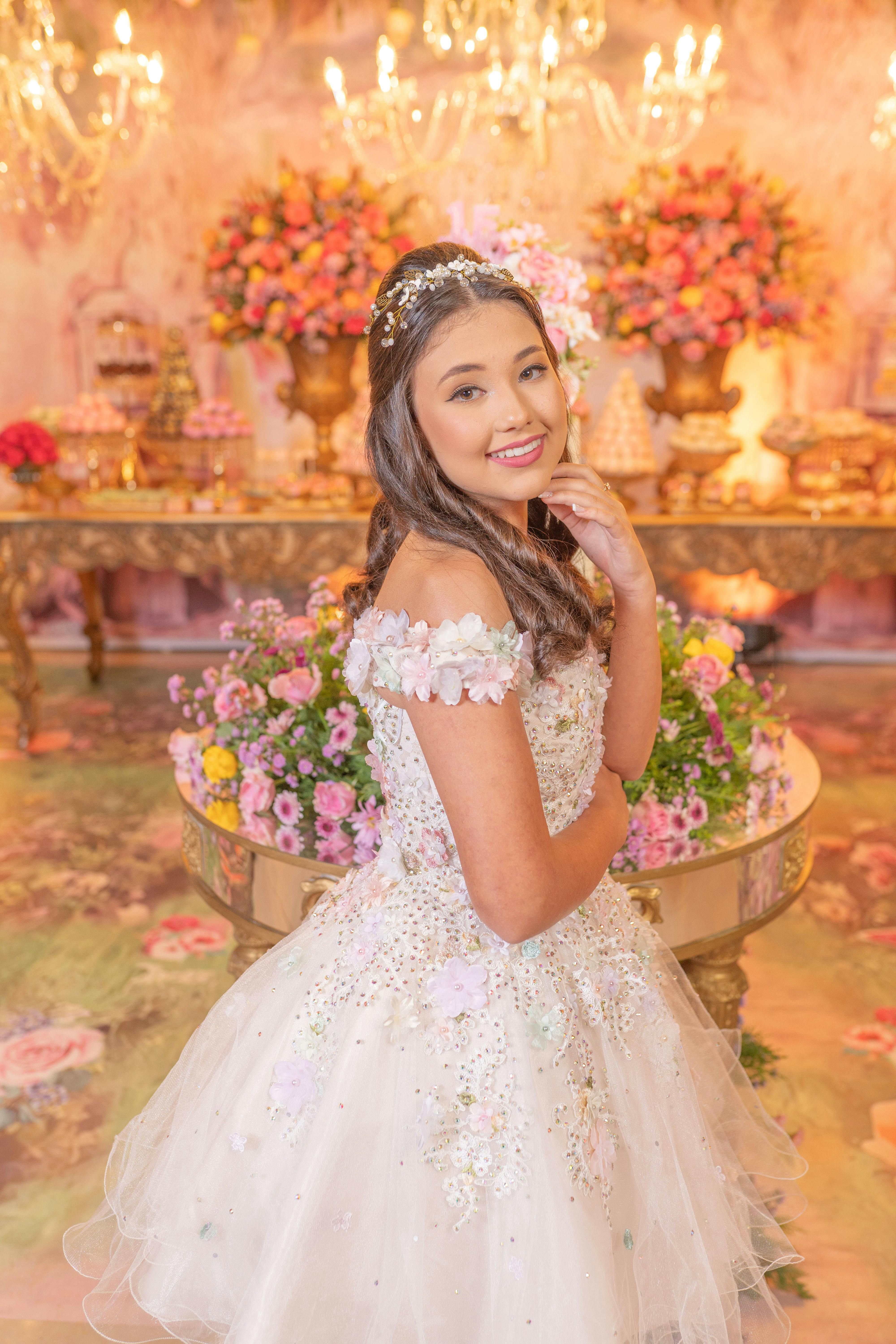 Invitación digital para 15 años con marco de flores de colores y dorado, diseño ovalado floral